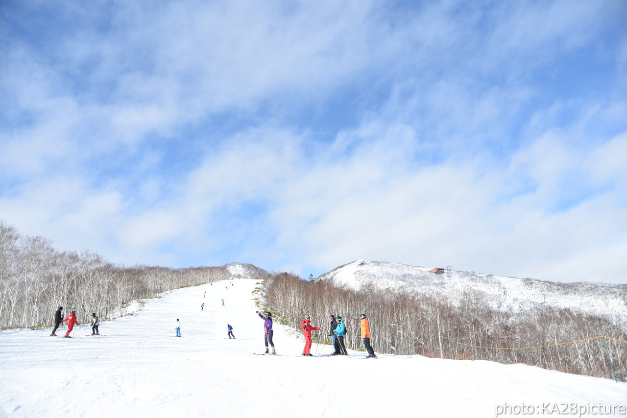 十勝サホロリゾート　サホロゴンドラ営業開始。山頂から山麓まで、全長約3,300ｍのロング滑走が可能です！